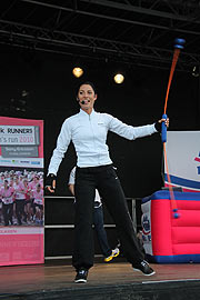 Aufwärmübungen vor dem Start für alle Teilnehmerinnen (©Foto: Martin Schmitz)